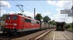 151 066 mit einem Gterzug Richtung Kln bei der Durchfahrt von Rhndorf 28.7.2009