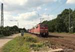 151 093-2 und 151 100-5 werden am 15.08.09 mit einem Erzbomber von Hamburg-Hansaport nach Salzgitter-Beddingen in Radbruch auf ein Ausweichgleis gezogen, damit ein IC berholen kann.