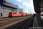 151 015-5 und eine weitere Schwesterlok passieren Linz Hbf. mit einem schweren Erzzug zum nahen Voest Alpin Stahlwerk (sterreichurlaub 09.08.09)