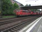 151 110-4 und eine unbekannte 151er durchfahren mit einem Erzzug den Bahnhof Hamburg-Harburg.