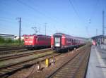 Baureihe 151 051-0 fhrt am 12.05.2005 durch Aschaffenburg Hbf in Richtung Darmstadt.