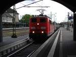 Mit hundert Sachen durch die Bahnhofshalle Darmstadt. 151 058-5 darf mal antibelichtet abgelichtet werden. (Oktober 2009)