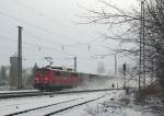 151 133-6 bahnt sich ihren Weg durch den Schnee in Fahrtrichtung Norden. Aufgenommen am 31.01.2010 in Eschwege West.