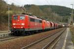 151 131-0 und 152 045-1 ziehen einen Gterzug durch den Bahnhof Ludwigsstadt. Am Zugschluss schiebt noch 151 147-6. (27.3.2010)