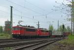 Ost- und West-Sechsachser vereint an einem Zug! 155 112-6 und 151 053-6 vor einem Containerzug in Richtung Norden durch Eschwege West. Aufgenommen am 27.04.2010.