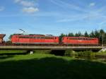 Eine Doppeltraktion seitenvertauschter 151er (151 093 und 151 101 (RAILION DB Logistics)) in Richtung Lneburg kurz vor Winsen an der Luhe; 21.09.2010  