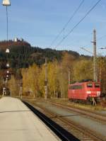 151 086-6 mit rote Brckenrahmen in Kufstein. In Hintergrund ist die Thierberg Kapelle zum sehen. 05.11.2010