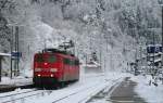 151 152-6 als Tfzf 68125 (Offenburg Gbf-Singen) bei der Durchfahrt Triberg 26.11.10