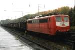 Whrend trbes wetter steht 151 133-6 mit einem Gterzug abfahrtsbereit auf Recklinghausen Hauptbahnhof am 28-10-2000.