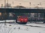 Von Gremberg kommend zieht 151 002-3 am 29.12.2010 einen Kesselzug unter der Brcke Turmstrasse in den Aachener Westbahnhof.