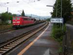 Am Nachmittag des 11.09.2005 hatte der an diesem Tag heftige  Regen gerade glcklicherweise mal eine Pause eingelegt, als  151 158 mit einem Gterzug durch den Bahnhof Lorch am Rhein  fuhr.