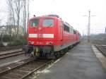 151 116-1 steht neben Dillingen (Saar) Hauptbahnhof.