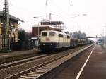 151 156-7 mit einem Gterzug in die Richtung Mnster auf Bahnhof Hasbergen am 5-2-2000.