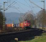 151 036-1 legt sich mit einem Containerzug in Fahrtrichtung Sden kurz vor Eschwege West in die Kurve. Aufgenommen am 30.01.2011.