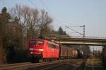 151 021-3 zieht einen gemischten Gterzug bei Hanau-Wilhelmsbad in Richtung Frankfurt.