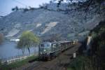 151 071 im Rheintal zwischen Kaub und Lorchhausen, 16.04.1988.