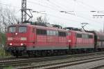 Die 151 165-8 und 151 103-9 fahren einen Kohlezug durch Duisburg Neudorf am 01.04.2011