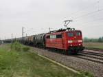 Die 151 021 am 28.04.2011 mit einem Kesselwagenzug unterwegs bei Hebertshausen.