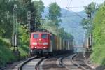 151 029-6 hat mit ihrem Containerzug am Haken fast den Scheitelpunkt der Steigung zwischen Bad Honnef und Unkel erreicht. Aufgenommen am 07/05/2011.