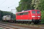 Die frisch hauptuntersuchte 151 147-6 zieht einen Containerzug durch Duisburg Neudorf am 10.05.2011