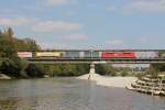 151 067 berquert mit einem KLV Zug am 23.09.2011 die Isar in Mnchen.