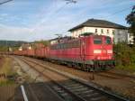 151 002 schiebt am 03.10.2011 einen Containerzug bespannt mit ES 64 U2 und F4 der MRCE aus den Bahnhof Pressig-Rothenkirchen heraus.