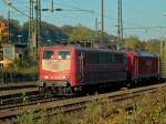 Orientrot mit DB-Keks, Ltzchen und Scherenstromabnehmern, 151 134-4  steht am 22.10.2011 vor 185 242-5 in Aachen West.