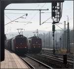 . Im Gegenlicht - Gterzug und Schublok der Geislinger Steige im Bahnhof Amstetten. November 2011 (Matthias)