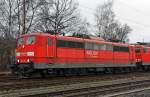 Die 151 149-2 der DB Schenker Rail Deutschland AG hat aufgebügelt, hier am 23.12.2011 in Kreuztal, sie will einen Güterzug im Ragierbahnhof abholen und auf der KBS 440 Ruhr-Sieg-Strecke in Richtung Hagen ziehen.