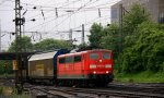 151 082-5 von Railion kommt aus Richtung Kln mit einem Gterzug und fhrt in Aachen-West ein bei Regenwetter am 4.6.2012.