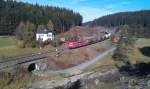 151 086 schiebt am 20.10.2012 einen gemischten Gterzug (gezogen von 185 142) durch den Frankenwald ber die Frankenwaldrampe.