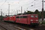 151 144 am Zugschluss eines Lokzuges in Dsseldorf-Rath.