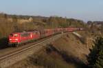 151 066 und eine weitere 151 mit einem leeren Erzzug aus Linz auf der Sttzmauer in Laaber im letzten  Bchsenlicht .
(8.3.13)