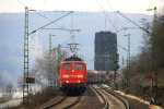 151 165-8 und 151 071-8 beide von Railion kommen aus Richtung Kln mit einem langen Kohlenzug aus dem Ruhrgebiet nach Dillingen-an der Saar und fahren durch Kasbach bei Linz am Rhein in Richtung Koblenz auf der rechten Rheinstrecke(KBS 465) bei Wolken am 3.4.2013.