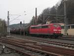 151 022-1 zieht am 16. April 2013 einen Kesselwagenzug durch Kronach.