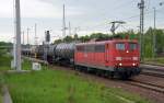 151 133 musste mit ihrem Kesselwagenzug am 14.05.13 das Durchfahrtsgleis in Muldenstein fr den Interconnex nach Leipzig freimachen.