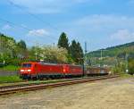 189 002-9 zieht eine kalte 151er und einen gemischten Güterzug am 04.05.2013 durch Brachbach (Sieg) in Richtung Köln.