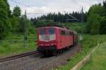 151 134 schiebt am 07.06.2013 einen gemischten Gterzug Richtung Sden bei Steinbach am Wald.
