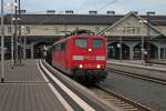 151 043-7 am 28.06.2013 mit einem Getreideganzzug bei der Durchfahrt durch den Hauptbahnhof von Darmstadt gen Sden.