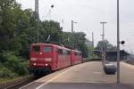 DB 151: Doppeltraktion DB 151 mit schwerem Gterzug anlsslich der Passierung des Hauptbahnhofs Neuss am 7. August 2013. An der Zugsspitze luft die BR 151 086-6.
Foto: Walter Ruetsch