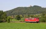 Schlanker Sechsachser: 151 148 war am 07. September 2013 auf dem Weg zu ihrem nchsten Einsatz, als ich sie bei Sen aufnehmen konnte. Im Hintergrund thront die Burg Staufeneck.