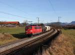 Die 151 164 mit einem Güterzug am 24.12.2013 unterwegs bei Straß.