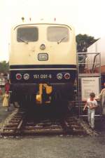 Front einer 151 mit Spezialkupplung (ich glaube, fr Erzwagen-Ganzzge) in Nrnberg 1985 (eingescannter Papierabzug) 
