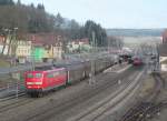 151 064-3 zieht am 22. Februar 2014 einen gemischten Güterzug durch Kronach in Richtung Lichtenfels.
