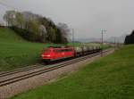 Die 151 150 mit einem Müllzug am 04.04.2014 unterwegs bei Straß.