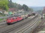 151 055-1 zieht am 14. April 2014 eine weitere 151 und einen gemischten Güterzug durch Kronach in Richtung Lichtenfels.