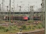 Blick auf den Güterbahnhof von Neuss, wo sich 151 059-3 ausruht.