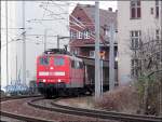 151 006-4 verlsst mit einem Gterzug, Fahrtrichtung Rostock, den Hbf Stralsund.
