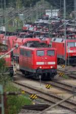 151 001-5 fährt in die Abstellung nachdem sie einen Güterzug in den Rbf München Nord/Allach Untermenzing gebracht hat.Bild 27.9.2014 von öffentlicher Fussgängerbrücke