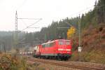 151 001-5 DB Schenker schiebt einen Gterzug ber die Frankenwaldrampe bei Steinbach am 14.11.2014.